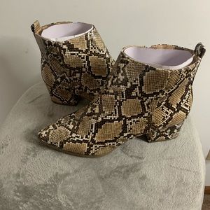 💞Néw💞 Snakeskin Boots